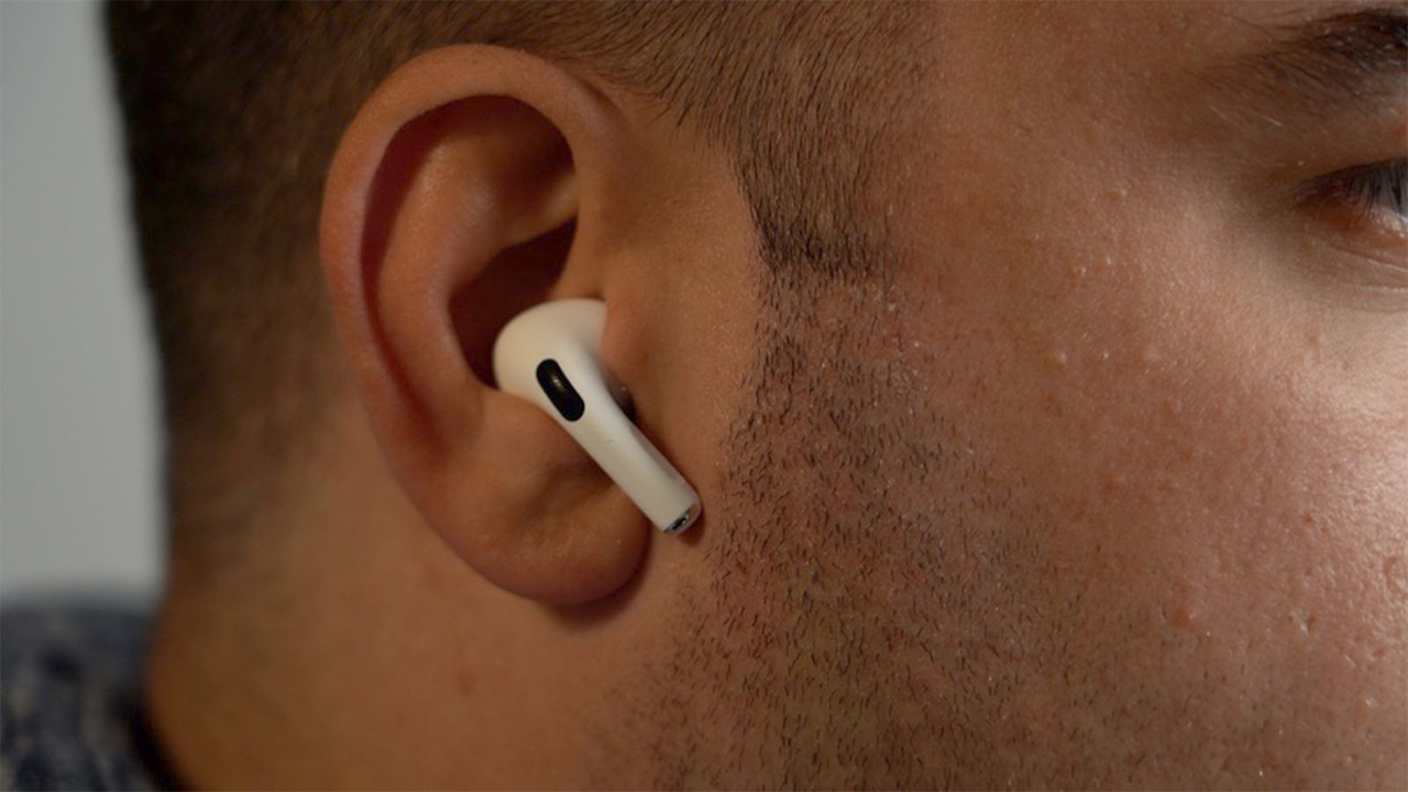 Apple will no longer offer customers tests of AirPods and Apple Watch to prevent the spread of the corona virus